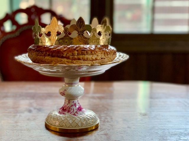 ケーキスタンドに乗せられたガレットデロワと金紙で出来た王冠。