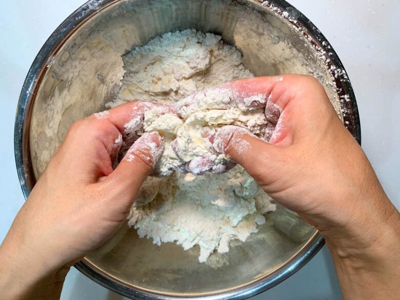 小麦粉をまぶしたバターを手でつぶしているところ